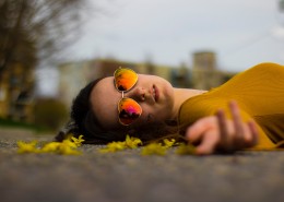 戴太阳镜的美女图片