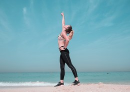 在户外运动的美女图片