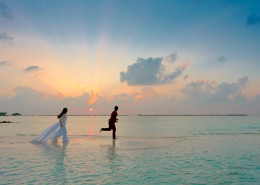 海边的情侣图片