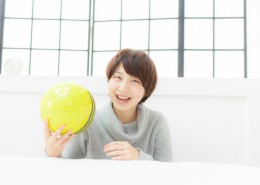 女孩拿着一个足球图片