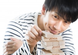 搭积木的男子图片