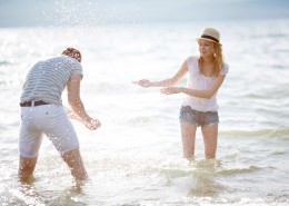 一起旅行玩耍的情侣图片