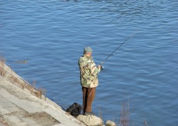 休闲钓鱼的人图片