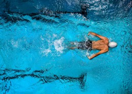 在水里游泳的人图片