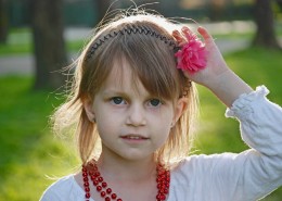 快乐玩耍开心的小姑娘图片