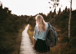 背对镜头拍照的女孩图片