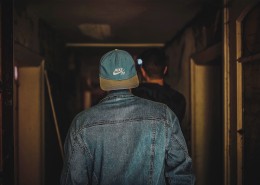 背对镜头戴着帽子的男孩图片