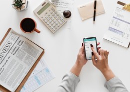 使用手机的人图片