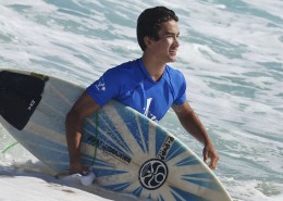 拿着冲浪板的青年图片大全