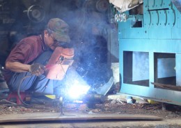 正在作业的电焊工人图片