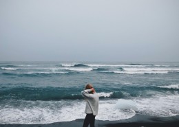 站在海边拍照的人图片