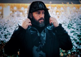 戴着棒球帽的男人图片