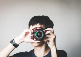 手拿相机拍照的男人图片