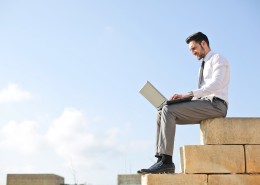 使用笔记本电脑的青年图片大全