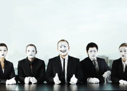 化妆成小丑的办公职员图片