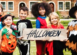 庆祝万圣节的小朋友图片