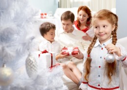 装扮圣诞树的儿童图片大全