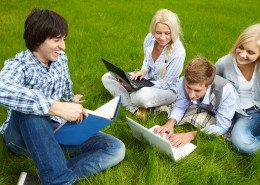 一起学习的大学生图片