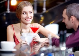 拿着酒杯的美女图片大全