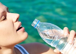 喝纯净水的美女图片