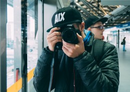 拿相机拍照的青年图片