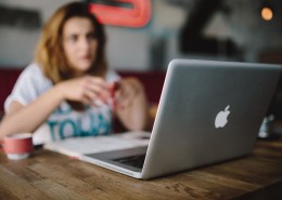 女孩在咖啡厅学习的图片