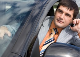 坐在车上的白领图片