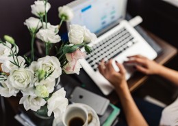 女人在家办公的图片