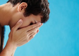 忧伤的男士图片