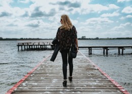 美女外出郊游的图片