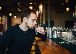 英俊的年轻人在酒吧的图片