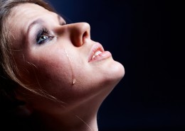 伤心难过的美女图片