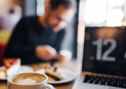 在咖啡厅里喝咖啡的男人图片