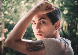 手臂上有文身的青年人图片