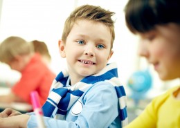 教室里的小学生图片