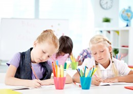 握笔书写的小学生图片