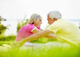 锻炼身体的老年夫妇图片