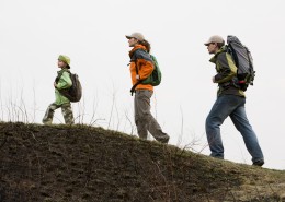 野营旅行的一家人图片