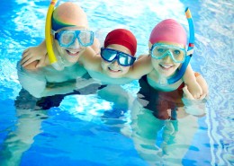 游泳池里的一家人图片