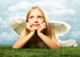 穿着天使翅膀的小女孩图片