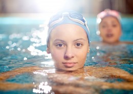 游泳的美女图片