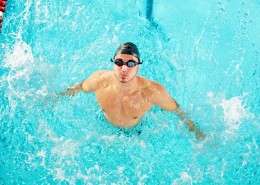 游泳的男士图片