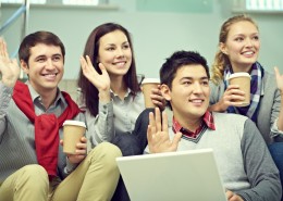 青春洋溢的大学生图片