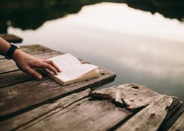 女孩在湖边阅读的图片