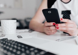 拿着手机的双手图片