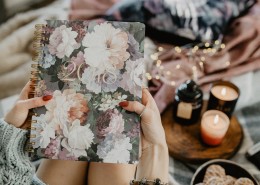 双手捧着日历的图片