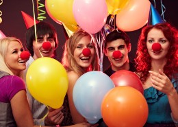 参加聚会的时尚青年男女图片