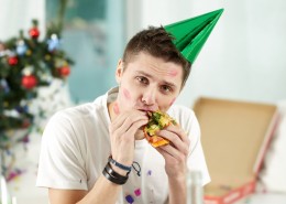 生日聚会上的搞怪男士图片