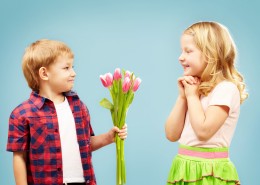 拿着花束的可爱儿童图片