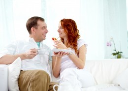 吃早餐的情侣图片